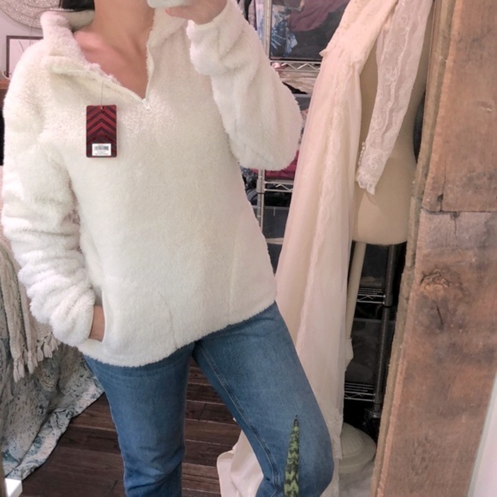 Technical Knockout white pullover Sherpa size large new with tags